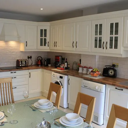 Town Centre Location With Free Private Parking -wifi - Entire With 4 Bedrooms Ensuite - Sleeps 9 Vakantiehuis Killarney