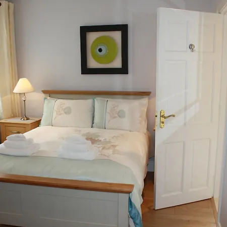Town Centre Location With Free Private Parking -wifi - Entire With 4 Bedrooms Ensuite - Sleeps 9 Vakantiehuis