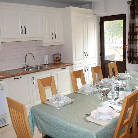 Vakantiehuis Town Centre Location With Free Private Parking -wifi - Entire With 4 Bedrooms Ensuite - Sleeps 9 *