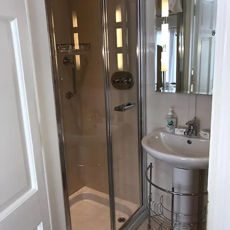 Town Centre Location With Free Private Parking -wifi - Entire With 4 Bedrooms Ensuite - Sleeps 9 * Killarney