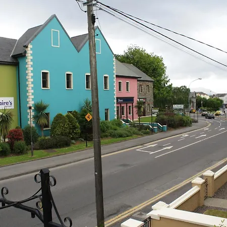 Town Centre Location With Free Private Parking -wifi - Entire With 4 Bedrooms Ensuite - Sleeps 9 Vakantiehuis
