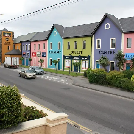 Town Centre Location With Free Private Parking -wifi - Entire With 4 Bedrooms Ensuite - Sleeps 9 Killarney