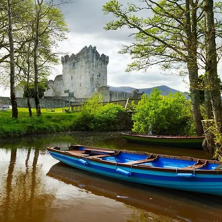 Holiday home Town Centre Location With Free Private Parking -wifi - Entire With 4 Bedrooms Ensuite - Sleeps 9 Killarney