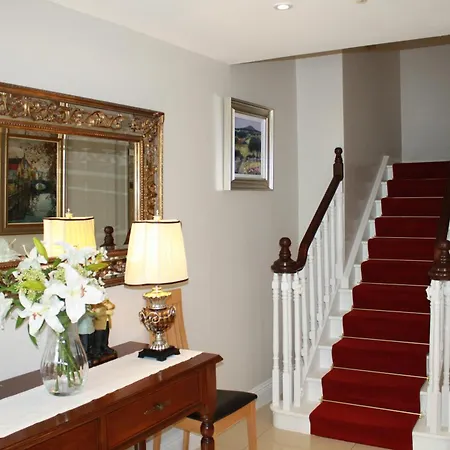 Town Centre Location With Free Private Parking -wifi - Entire With 4 Bedrooms Ensuite - Sleeps 9 * Killarney