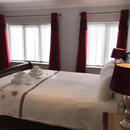 Town Centre Location With Free Private Parking -wifi - Entire With 4 Bedrooms Ensuite - Sleeps 9