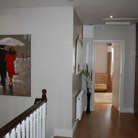 Town Centre Location With Free Private Parking -wifi - Entire With 4 Bedrooms Ensuite - Sleeps 9 Killarney