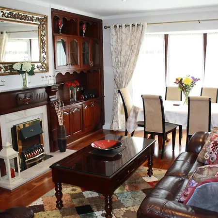 Holiday home Town Centre Location With Free Private Parking -wifi - Entire With 4 Bedrooms Ensuite - Sleeps 9