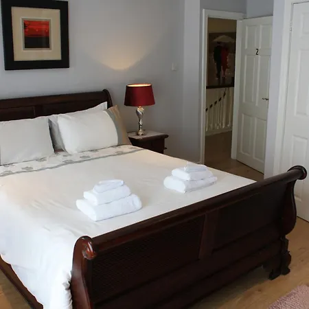 Holiday home Town Centre Location With Free Private Parking -wifi - Entire With 4 Bedrooms Ensuite - Sleeps 9