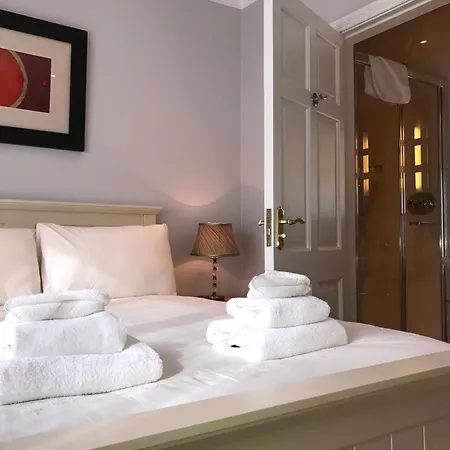 Town Centre Location With Free Private Parking -wifi - Entire With 4 Bedrooms Ensuite - Sleeps 9 Holiday home *