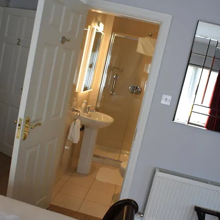 Town Centre Location With Free Private Parking -wifi - Entire With 4 Bedrooms Ensuite - Sleeps 9 *