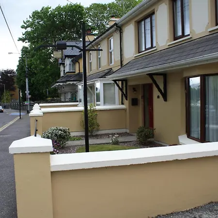 Town Centre Location With Free Private Parking -wifi - Entire With 4 Bedrooms Ensuite - Sleeps 9 * Killarney