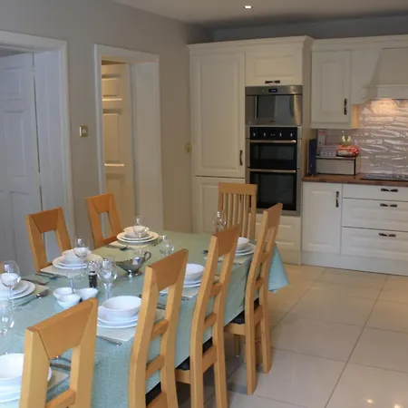 Town Centre Location With Free Private Parking -wifi - Entire With 4 Bedrooms Ensuite - Sleeps 9