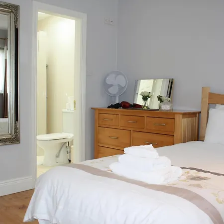 Town Centre Location With Free Private Parking -wifi - Entire With 4 Bedrooms Ensuite - Sleeps 9 Killarney