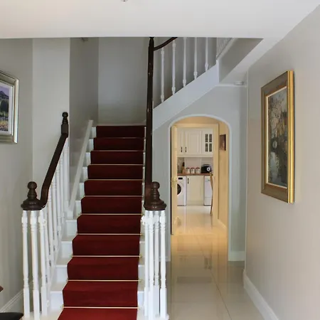 Town Centre Location With Free Private Parking -wifi - Entire With 4 Bedrooms Ensuite - Sleeps 9