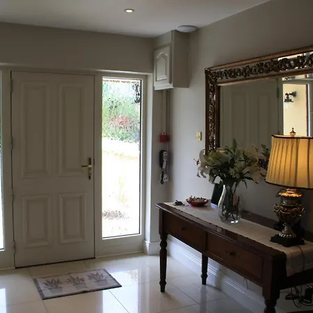 Nyaraló Town Centre Location With Free Private Parking -wifi - Entire With 4 Bedrooms Ensuite - Sleeps 9