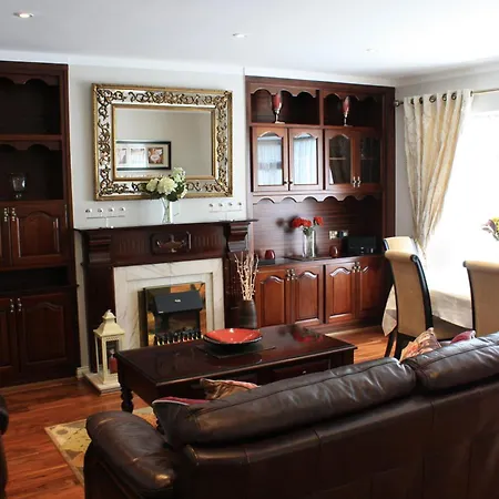 Town Centre Location With Free Private Parking -wifi - Entire With 4 Bedrooms Ensuite - Sleeps 9 Killarney