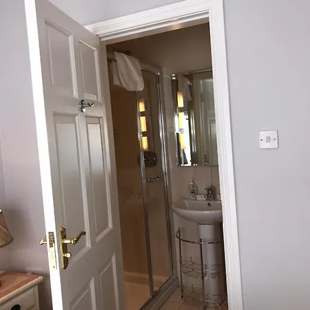 Holiday home Town Centre Location With Free Private Parking -wifi - Entire With 4 Bedrooms Ensuite - Sleeps 9