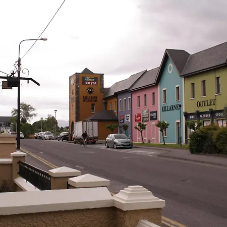 Holiday home Town Centre Location With Free Private Parking -wifi - Entire With 4 Bedrooms Ensuite - Sleeps 9 Killarney