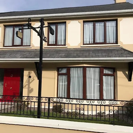 Town Centre Location With Free Private Parking -wifi - Entire With 4 Bedrooms Ensuite - Sleeps 9 Nyaraló Cill Airne