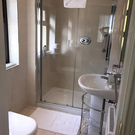 Nyaraló Town Centre Location With Free Private Parking -wifi - Entire With 4 Bedrooms Ensuite - Sleeps 9