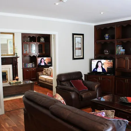 Holiday home Town Centre Location With Free Private Parking -wifi - Entire With 4 Bedrooms Ensuite - Sleeps 9